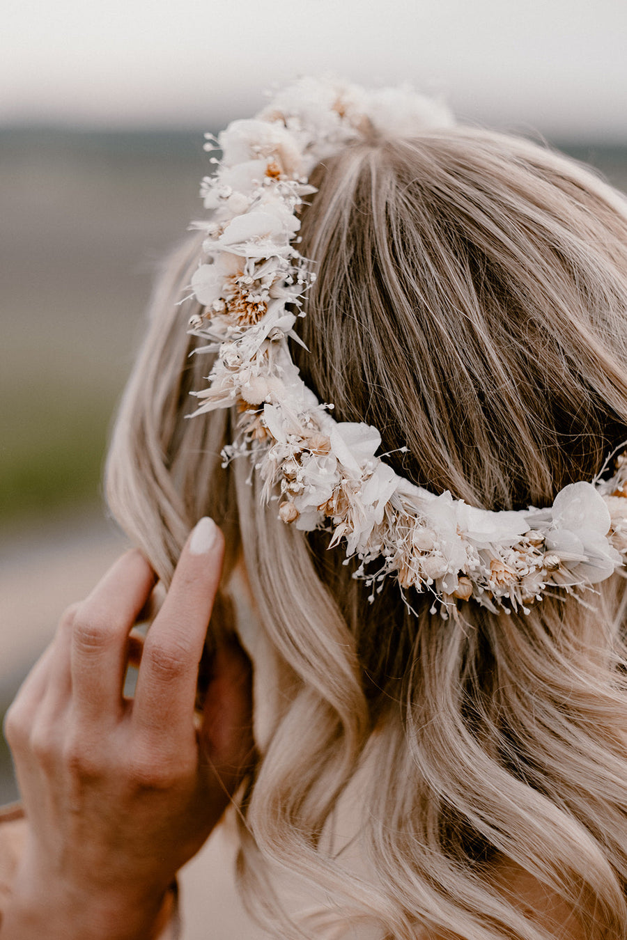 blumenkranz fürs haar mit weißen und goldfarbenen blumen