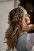 Welcher Haarschmuck aus Blumen passt am besten zu meinem Dirndl?