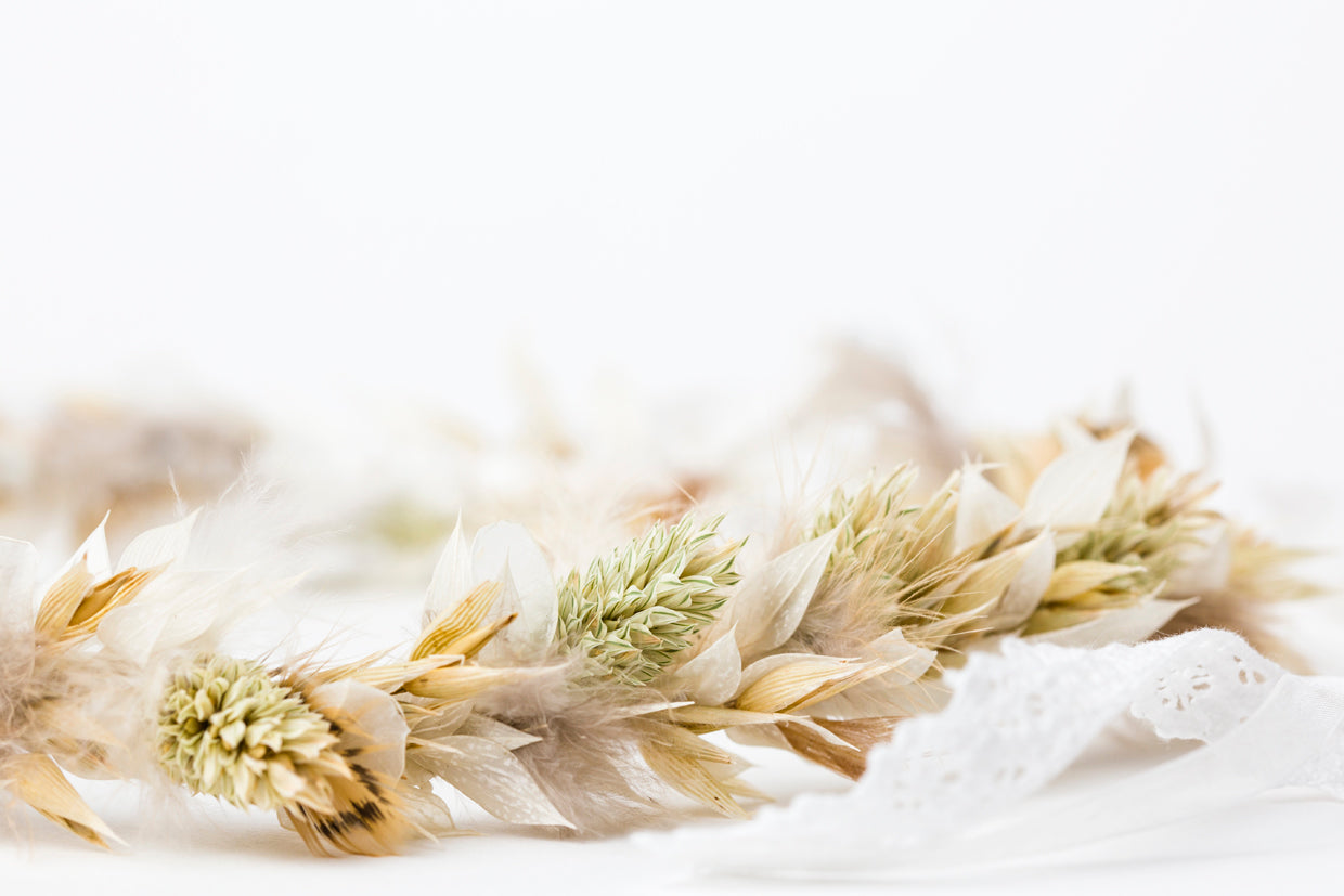 weißer blumenkranz zum dirndl oder zum brautkleid