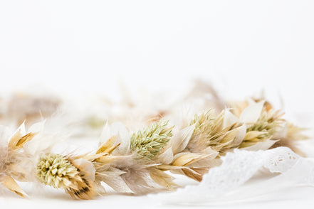 weißer blumenkranz zum dirndl oder zum brautkleid