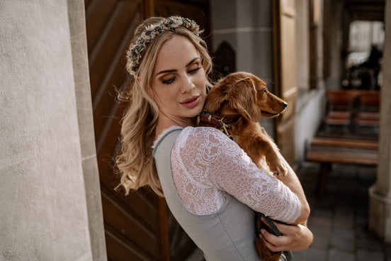 haarkranz-echte-blumen-blau-dirndl