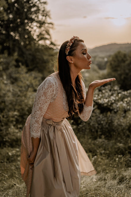 roter blumenkranz dirndl