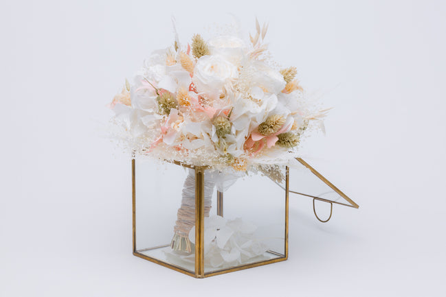 Romantischer Brautstrauß aus Trockenblumen in Pastelltönen mit englischen Rosen
