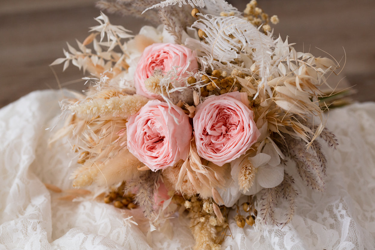 Trockenblumen Brautstrauß boho englische Rosen