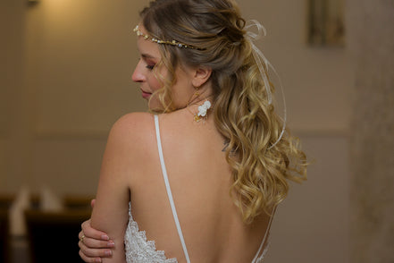 offene brautfrisur mit blumenkranz