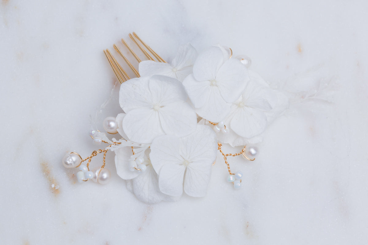 weißer blumen haarschmuck perlen hochzeit