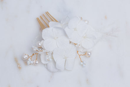 weißer blumen haarschmuck perlen hochzeit
