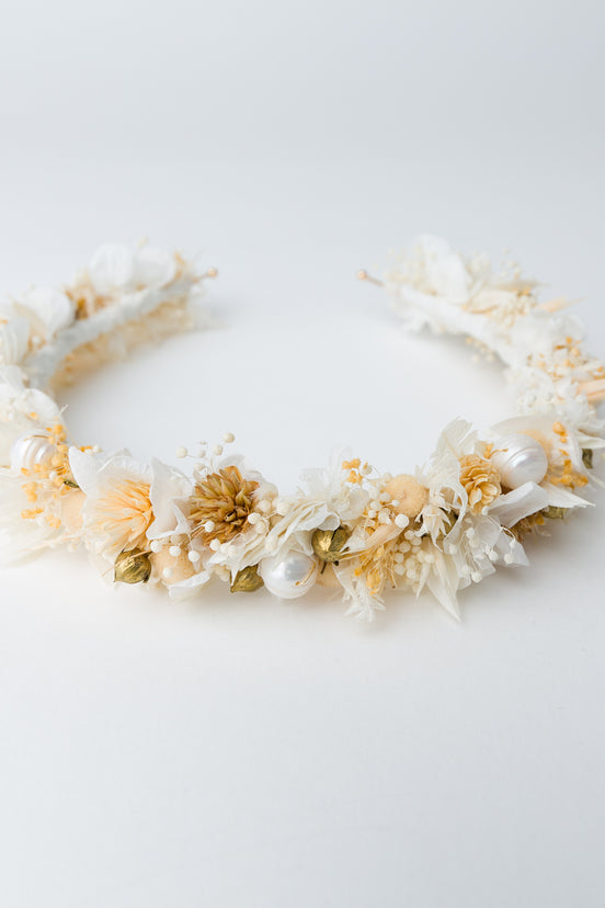 Blumen Haarreif Braut mit Perlen und Trockenblumen in Gold und Weiß