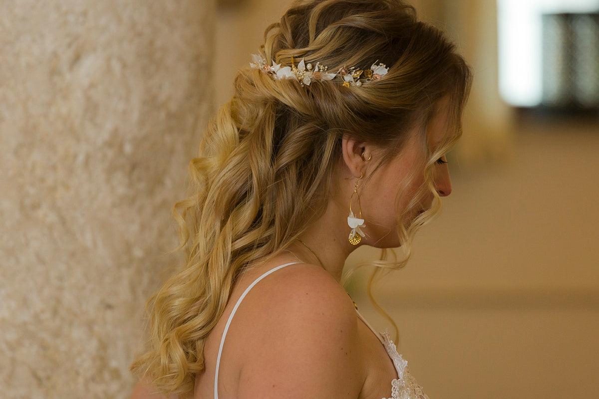 weißer haarschmuck braut blumen