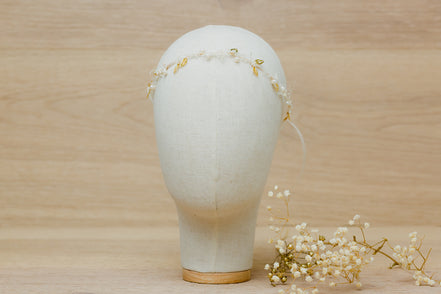 zarter haarschmuck blumen braut