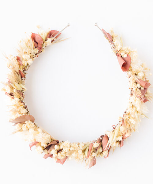 Alternative view of Blumen Haarreif fürs Dirndl mit roten Eukalyptusblättern