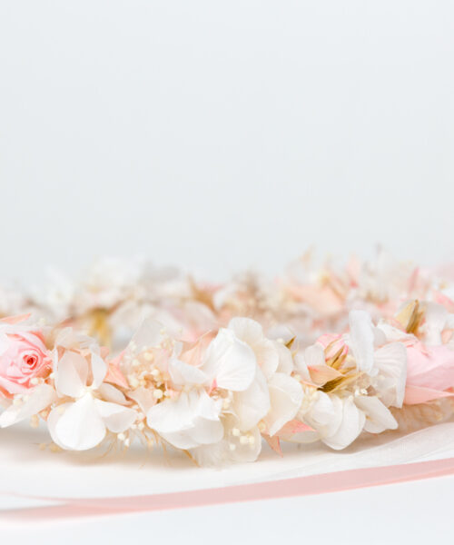 kopfkranz mit hortensie und rosen zum hochzeitskleid