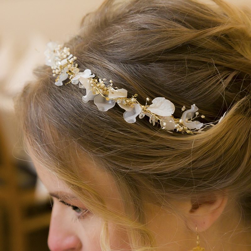 Braut Haarschmuck mit Blumen und Perlen