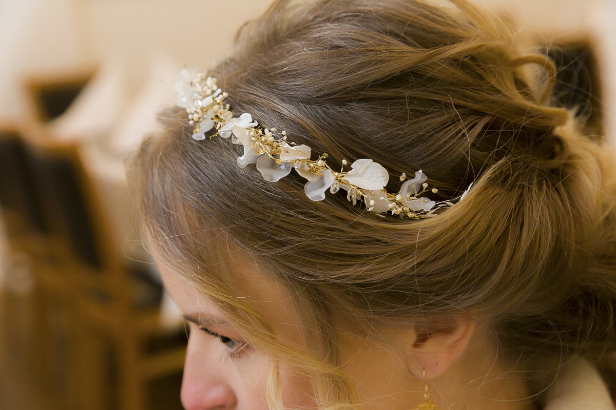 Braut Haarschmuck mit Blumen und Perlen