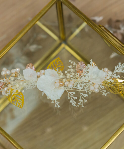 Brautfrisur haarschmuck perlen trockenblumen