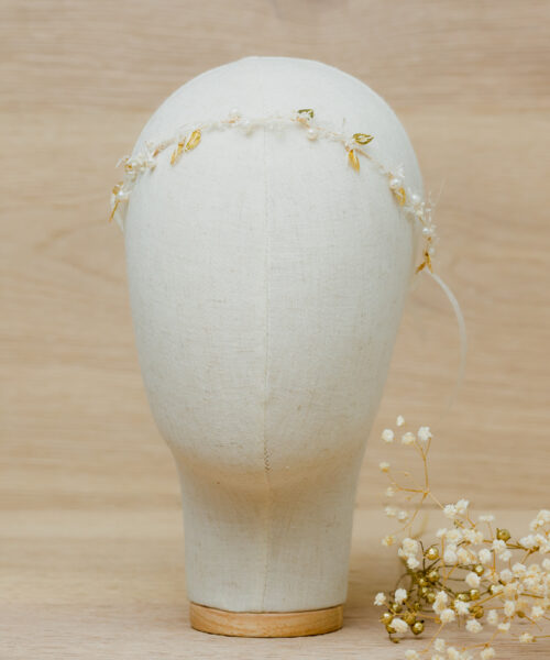 zarter haarschmuck blumen braut