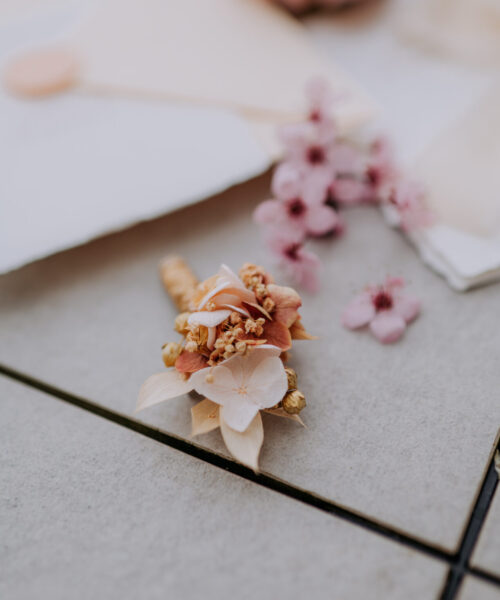 hochzeit anstecker gäste