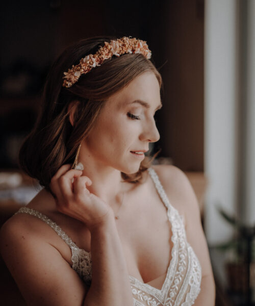 offenen frisur mit blumenkranz