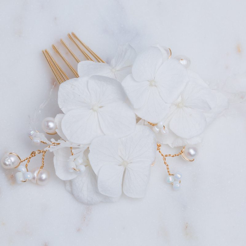 weißer blumen haarschmuck perlen hochzeit